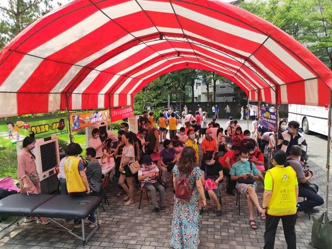 太平警分局警友昨日號召捐熱血，不到2小時300個號碼牌全數發完。（太平警分局提供／張妍溱台中傳真）