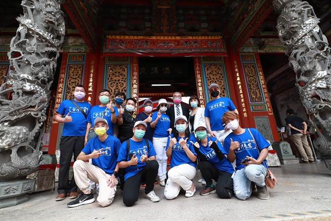 製作人郭美珠、陳蒼嶺與第二單元的演員黃香蓮、孟飛、林久登、邱梓謙、呂良瑟等人參加開鏡典禮。民視提供