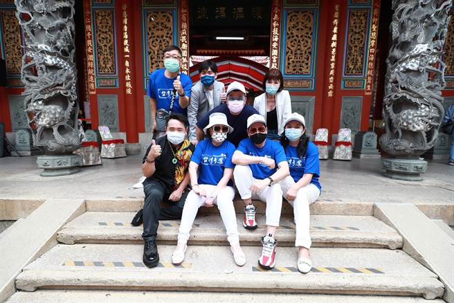 演員黃香蓮、孟飛、林久登、邱梓謙、呂良瑟等人參加開鏡典禮。民視提供