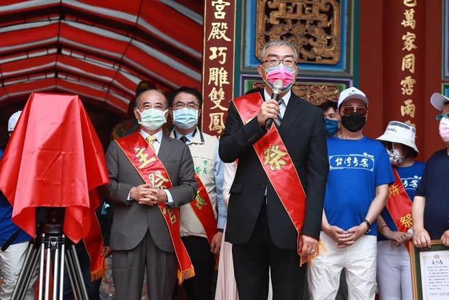  民視執行副總許念台(右)率民視團隊南下參加開鏡記者會。民視提供