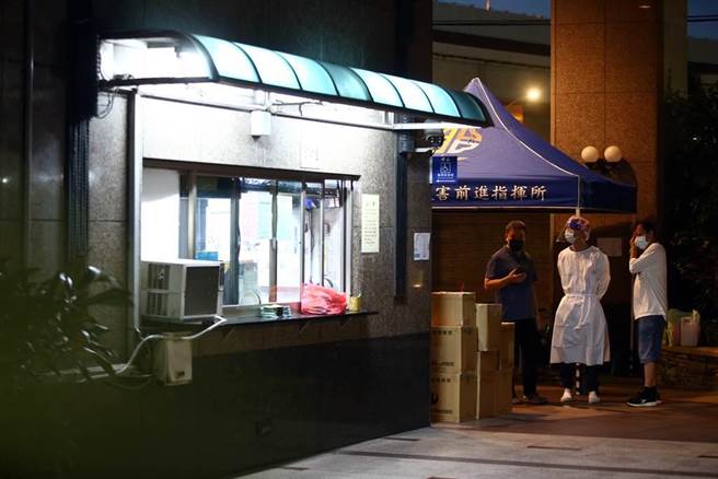 新北板橋某社區受到幼兒園群聚感染影響，B棟遭清空，部分住戶都已被安置到集中檢疫所。圖為9日新北市政府持續在大樓中庭設置前進指揮所，協助就地隔離的住戶。（鄧博仁攝）