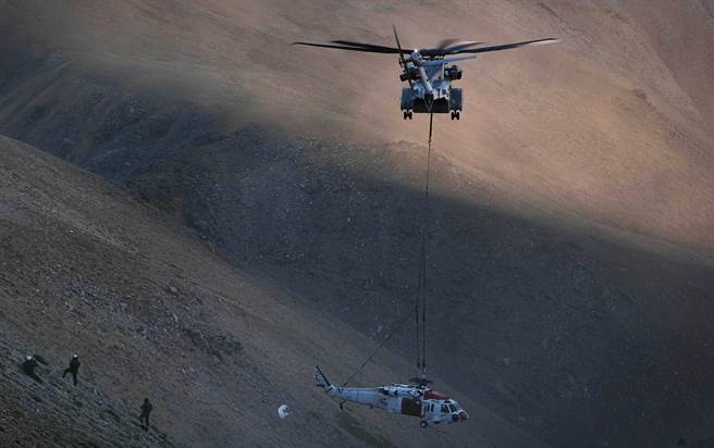美国海军陆战队的CH-53K「种马王」（King Stallion）重型直升机9月5日吊回在加州-纳华达边界附近山脊故障的MH-60S「骑士鹰」（Knighthawk）直升机。（美国海军陆战队）