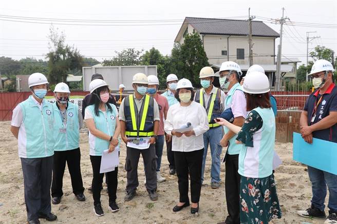 嘉义市长黄敏惠视察东义路卢山桥改建工程的防颱措施。（嘉义市政府提供）