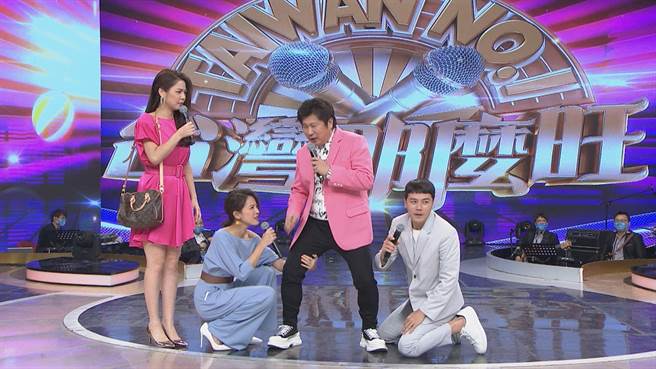 白家绮（左起）、苏晏霈、胡瓜与黄文星即兴演短剧。（民视提供）