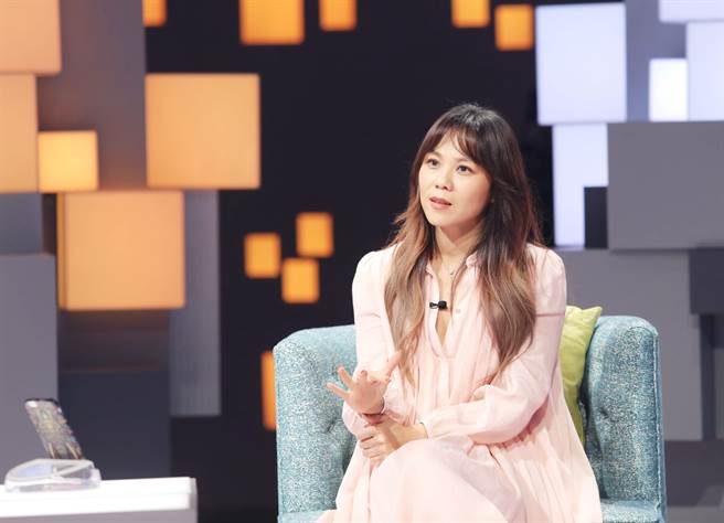 金曲歌后蔡健雅上《36题爱上你》提及自己的斜杠人生跟带雨功力。（公视提供）