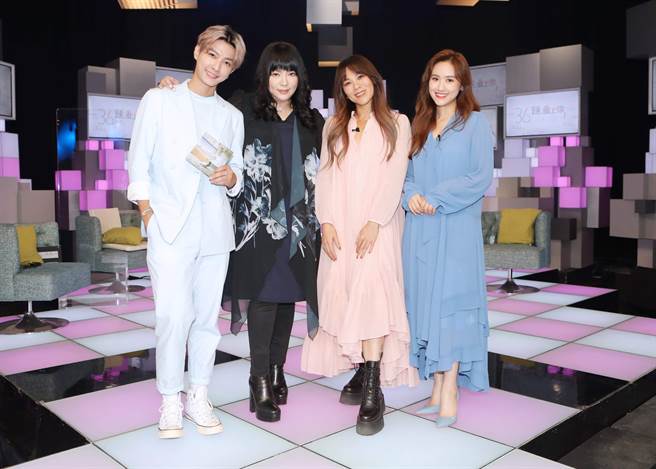 金曲歌后蔡健雅（右２）上炎亚纶、唐绮阳、吴姗儒（左1、左2、右1）主持的《36题爱上你》。（公视提供）