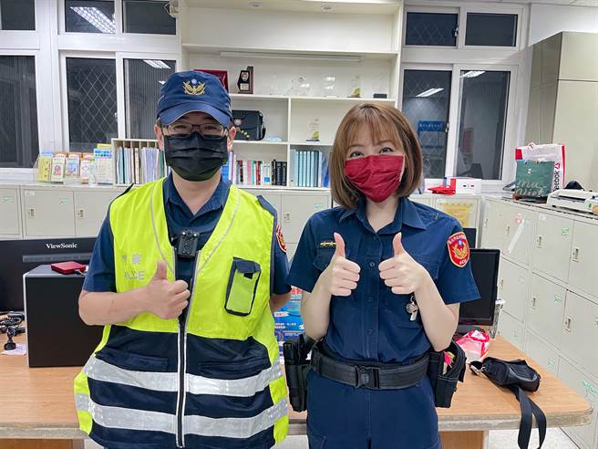 瑞安街派出所员警高凯瑄、陈俊珑，顺利将「喵星人」救出。(翻摄照片／林郁平台北传真）