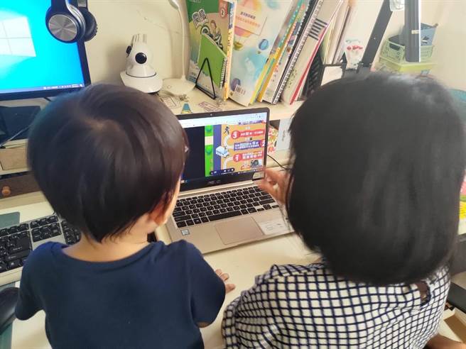 民眾可在家中透过网路参与活动。(翻摄照片／林郁平台北传真）