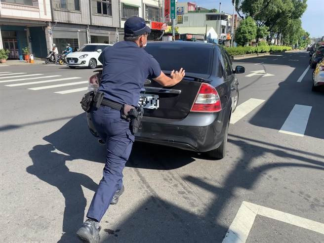 11日补上班日民眾车辆抛锚，龙潭警方协助移置排除交通堵塞。(龙潭警方提供／杨宗灏桃园传真)