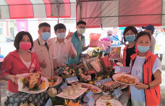 台南市後壁區農會舉辦「後壁米、國產鴨、健康呷」推廣活動，聘請餐飲專家以在地出產稻米、後壁特產鴨肉，推出8道創意料理。（劉秀芬攝）