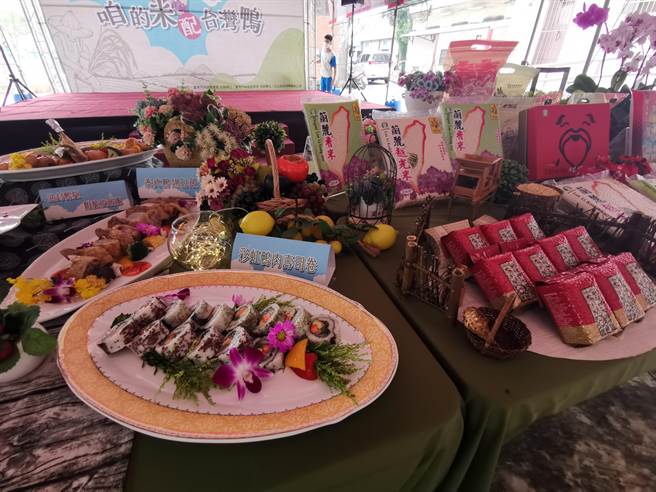 台南市後壁區農會舉辦「後壁米、國產鴨、健康呷」推廣活動，聘請餐飲專家以在地出產稻米、後壁特產鴨肉，推出8道創意料理。（劉秀芬攝）