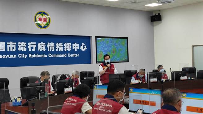 璨樹颱風來襲，桃園市長鄭文燦主持璨樹颱風應變中心工作會議。（桃園市府提供）