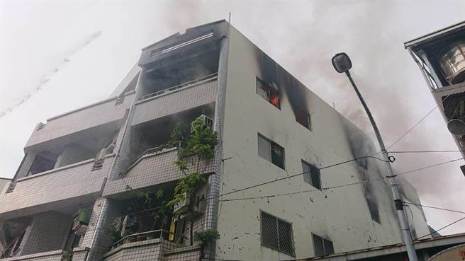 台南市北忠里透天民宅起火，竟是公园里长徐富美住家。（程炳璋摄）
