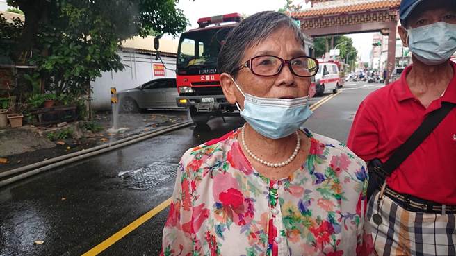 惊闻住家起火，公园里里长徐富美奔回家查看，一脸惊愕。（程炳璋摄）