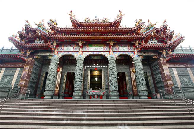 南投縣竹山克明宮17日起中秋連續假期，開放民眾來向神明擲筊，連續擲3個聖杯，可獲神明「平安助福金」6000元。（克明宮提供／盧金足南投傳真）