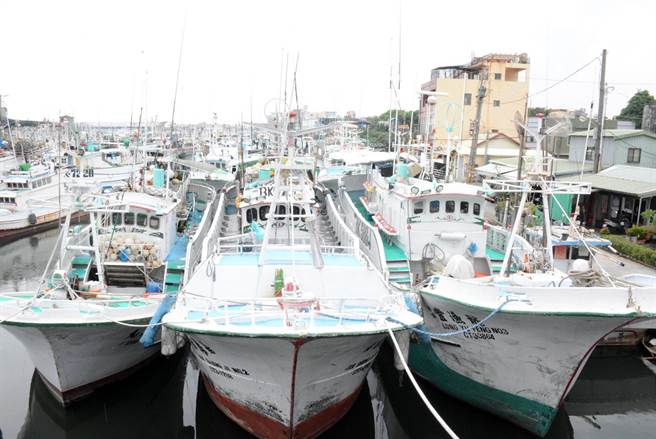 渔民趁颱风来袭前进港避风，渔船将东港港区挤得水泄不通。（林和生摄）