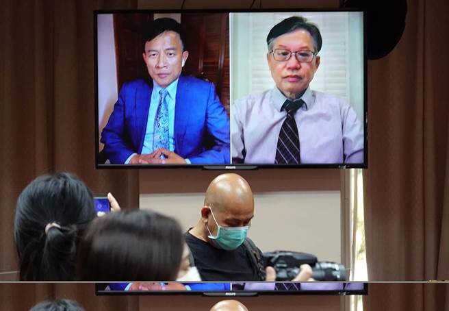 旅美教授林环墙持续追查「论文门」真相。图为林环墙教授（右）、彭文正教授（左）9日以视讯连线的方式，在论文门记者会中，针对总统蔡英文的博士论文提出质疑。（资料照／姚志平摄）