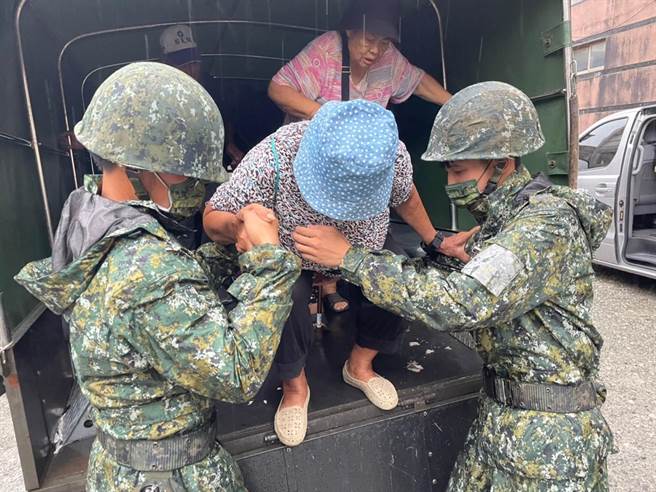 国军协助有崩塌危险的大鸟村居民预防性撤离。（花防部提供）