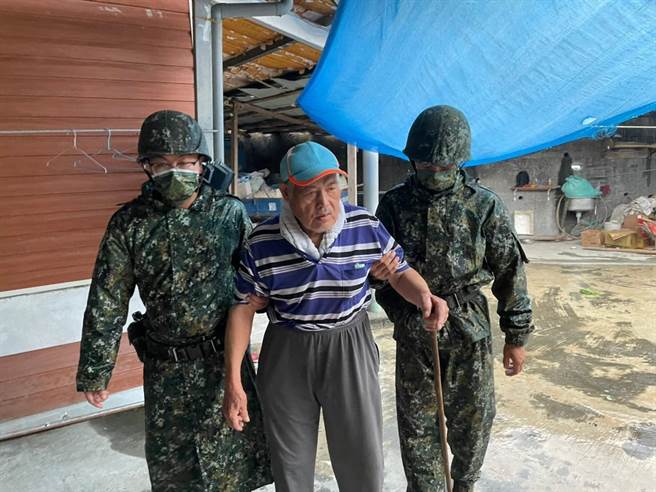 国军协助有崩塌危险的大鸟村居民预防性撤离。（花防部提供）