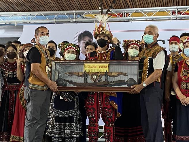 東奧柔道銀牌楊勇緯(中)回到故鄉屏東，200族人歡迎簇擁。(伍麗華提供)