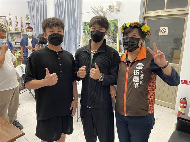 立委伍麗華(右)鼓勵東奧柔道銀牌楊勇緯(中)繼續加油，且有朝一日能回到故鄉屏東，培育更多優秀運動員。(伍麗華提供)