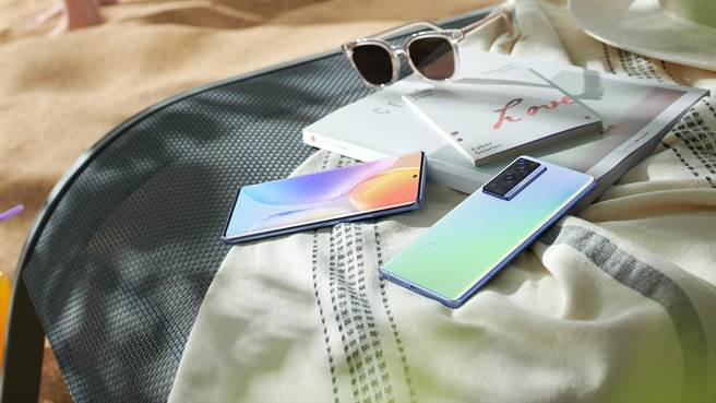 vivo全新影像旗舰X70系列，共推出「霓砂蓝」与「星芒黑」双色，定价2万990元起。（vivo提供）