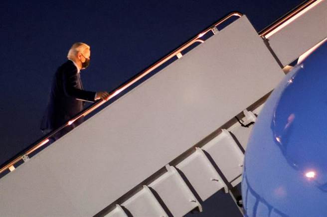 911是美國人心中永遠的痛。圖為登機前往紐約的美國總統拜登。（圖／路透社）