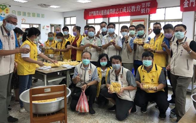 金门县荣民服务处举办中秋送爱关怀荣民眷活动，手工传统美食「菜粿」分享好口味。（金门县荣服处提供）