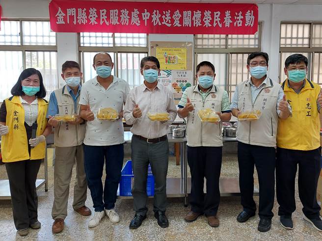 金湖镇长陈文顾（中）应邀作菜粿，传递荣民大家庭的温馨关怀。（金门县荣服处提供）
