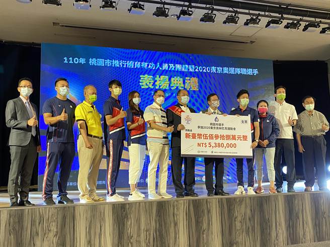 桃园市府和桃园市世外桃源文教公益基金会共发出538万元。(蔡依珍摄)