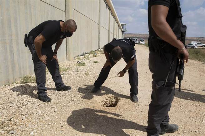 以色列本周一發生6名囚犯疑似靠著湯匙挖地道逃獄事件，據了解目前已抓回4人。（圖／美聯社）
