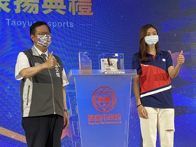 防疫考量，奖牌及奖杯未直接从市长郑文灿手中传递，而是放在桌上由选手们领取。(蔡依珍摄)