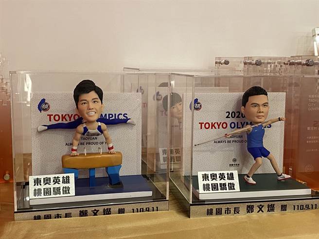 市府特别颁赠奖座及「东奥英雄 桃园骄傲」个人公仔予所有参赛选手，带给选手们特别的纪念，左为李智凯空中一字马劈腿公仔。(蔡依珍摄)