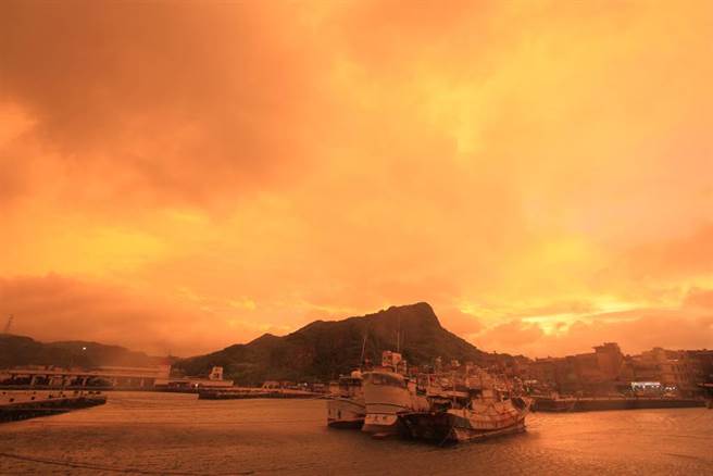 中度颱风璨树暴风圈逐渐进入台湾东南部及南部陆地，对台湾全岛构成威胁，中央气象局11日下午已针对19县市发布陆上颱风警报，东北角海岸在颱风来临前的傍晚，天空出现绚丽的色彩。（张铠乙摄）
