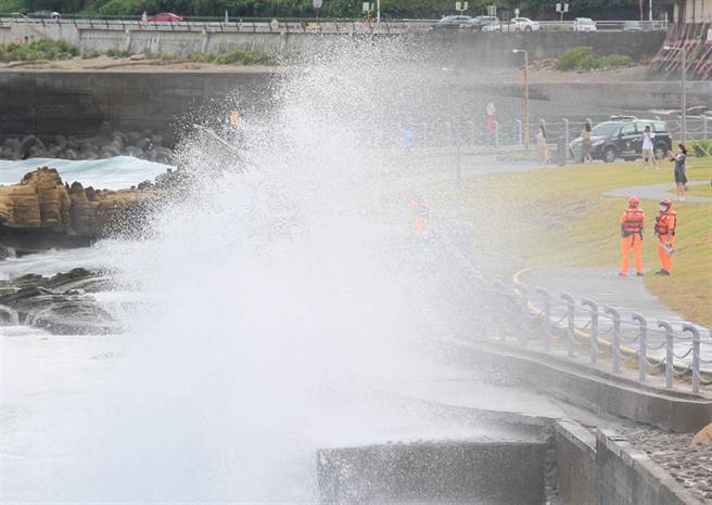 中度颱风璨树暴风圈逐渐进入台湾东南部及南部陆地，对台湾全岛构成威胁，中央气象局11日下午已针对19县市发布陆上颱风警报，海巡人员在基隆潮境公园实施警戒。（张铠乙摄）
