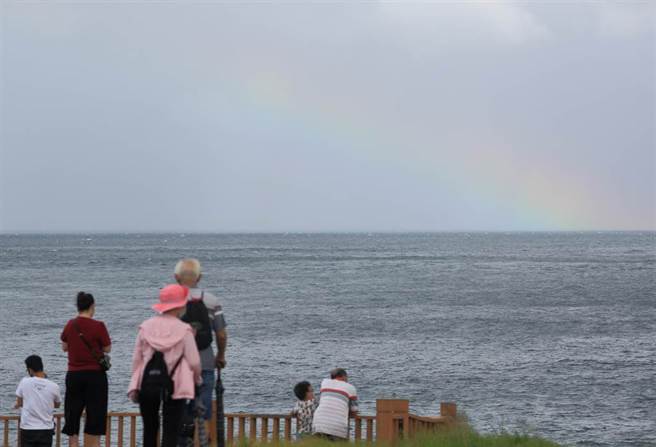 中度颱風璨樹暴風圈逐漸進入台灣東南部及南部陸地，對台灣全島構成威脅，中央氣象局11日下午已針對19縣市發布陸上颱風警報，民眾在基隆潮境公園觀賞海上的彩虹。（張鎧乙攝）
