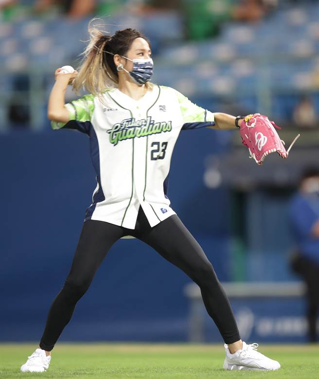 歌手吴汶芳赛前为富邦悍将开球。（季志翔摄）