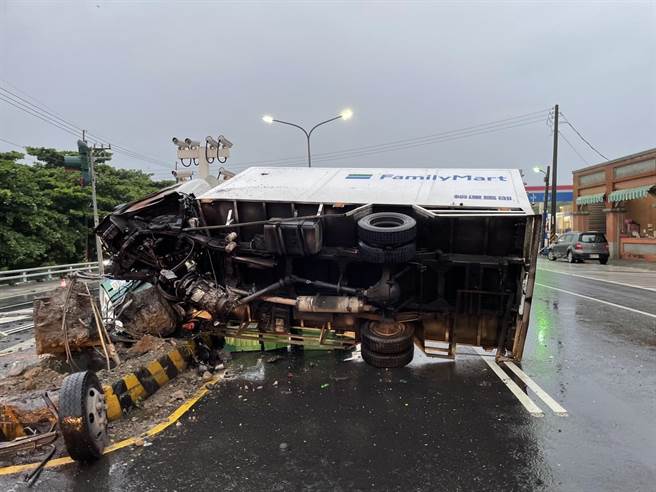疑因天雨路滑，貨車枋山路段失控撞分隔島。(警方提供)