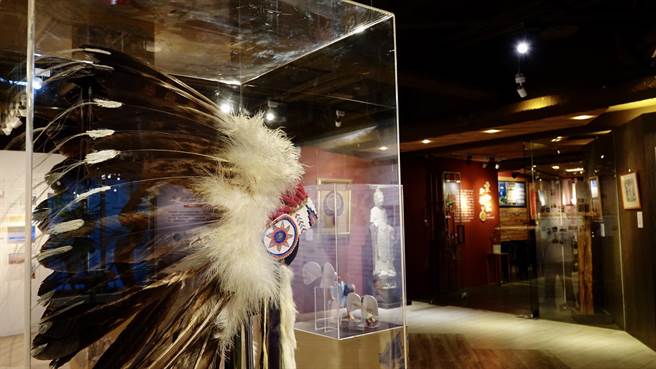 美國北達科他州契匹威族酋長致贈象徵榮譽與尊崇的「老鷹之眼」鷹羽頭飾，見證世界宗教博物館創辦人心道法師在宗教交流的努力。（圖由世界宗教博物館提供）