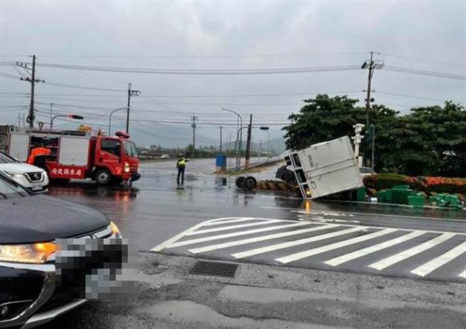 疑因天雨路滑，貨車枋山路段失控撞分隔島。(警方提供)