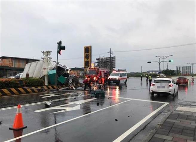 疑因天雨路滑，貨車枋山路段失控撞分隔島。(警方提供)