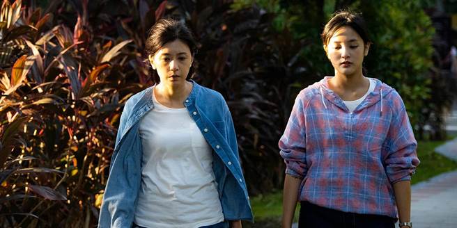 賈靜雯（左）與王淨在《瀑布》飾演一對母女。（本地風光提供）