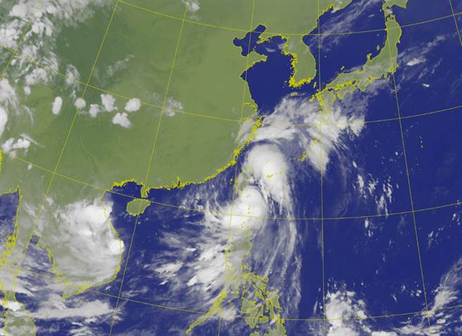 中度颱風璨樹北上，北部、東北部地區風雨逐漸加大。(圖／中央氣象局)