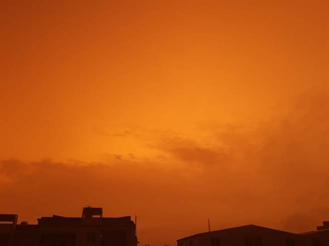 颱風前夕宜蘭天空橘黃到發亮，網友也拍下這一幕直呼不可思議。(圖／宜蘭知識+臉書)