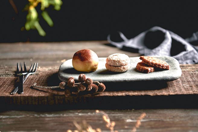 「深夜里的法国手工甜点」的「咸蛋黄擂茶烧」、「榛果夹心蛋糕」与「丸大豆酱油烧」。图／业者提供