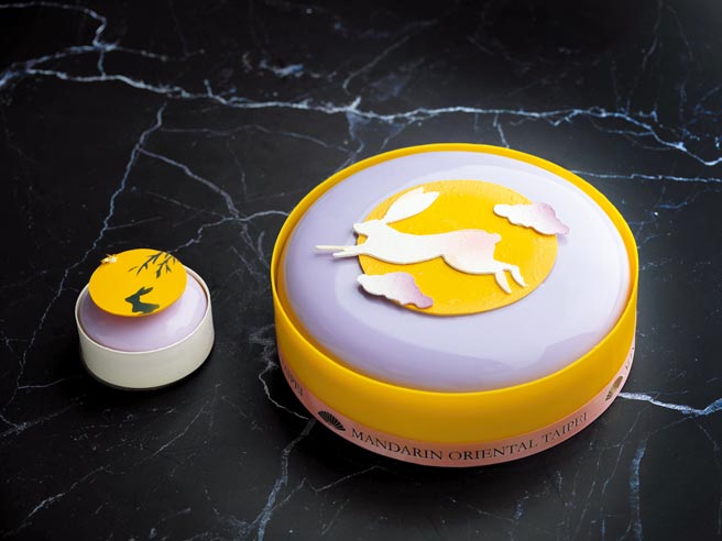 台北文华东方酒店的「柚见月兔」中秋限定蛋糕，外型缤纷诱人，每一口尝得到柚子清新果香。图／业者提供