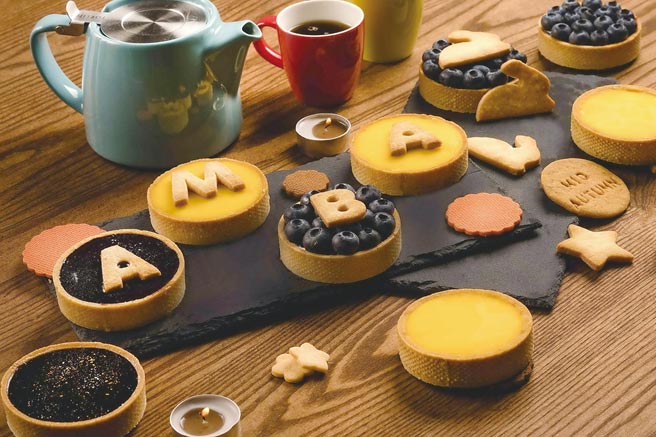 意舍酒店颠覆传统月饼概念，以西式的创意，全手工打造「月饼塔」，880元礼盒六入有四种口味。图／业者提供