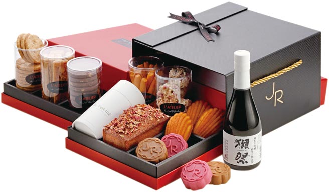 〈侯布雄法式餐厅〉推出〈侯布雄玺月双入礼盒组〉售价3,990元。图／业者提供