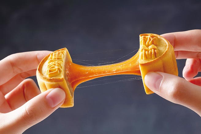 香港〈美心月饼〉今年首创〈拔丝莲蓉月饼〉，标榜可拉出丝丝惊喜。图／业者提供