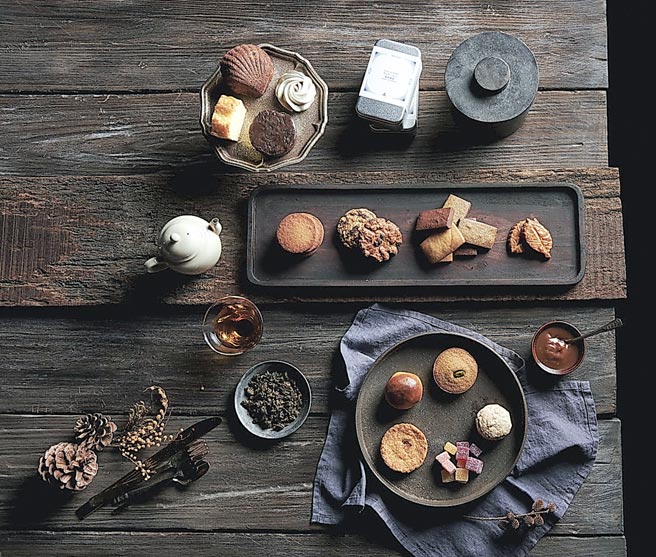 「深夜里的法国手工甜点」今年推出的〈2021中秋礼盒双层奢华限定版〉，内有15种糕点，标榜网罗台湾味、法国魂与日式精神设计组合。图／业者提供